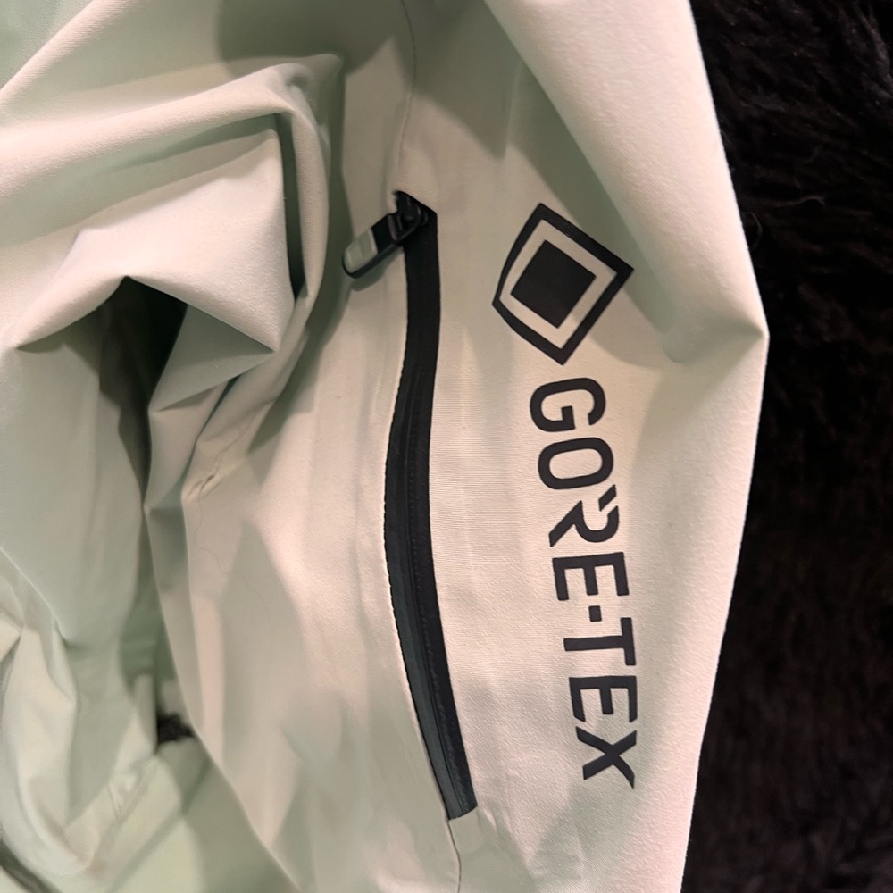 Burton AK Gore-Tex Mint Jacket - Picture 2 of 7